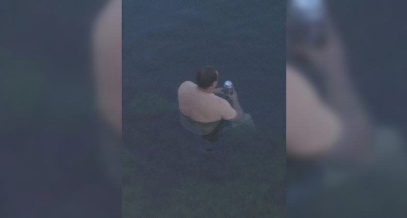Мужчину, сидящего в море с банкой пива, сфотографировали новороссийцы (вот до чего доводит вода по графику)