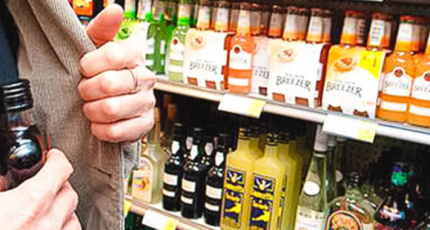 Вино, коньяк и рыбка: двое пьяных мужчин обокрали гипермаркет в Новороссийске