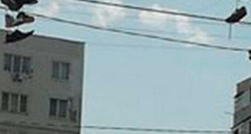 Отпугивали летучих мышей или вызывали дождь? Жители Новороссийска закинули кроссовки на провода