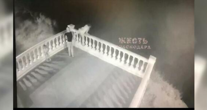 В Геленджике 36-летняя женщина сорвалась с обрыва и погибла: в сети появилось видео происшествия