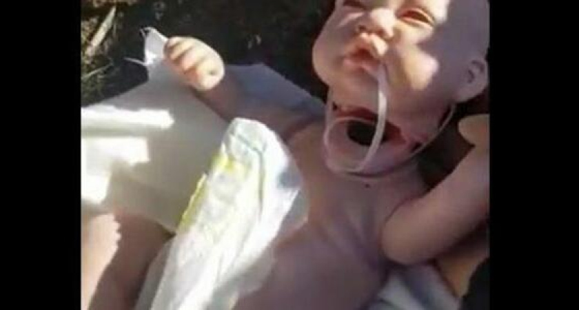 Шокирующая история: мужчина обнаружил на кладбище куклы вместо тел своих умерших детей: жена призналась, что даже не была беременна (видео)