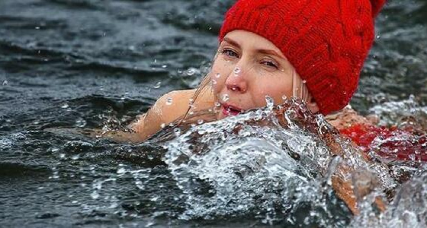 «Стихия, мороз – все ни по чем!»: анапчане  купаются в море в мороз