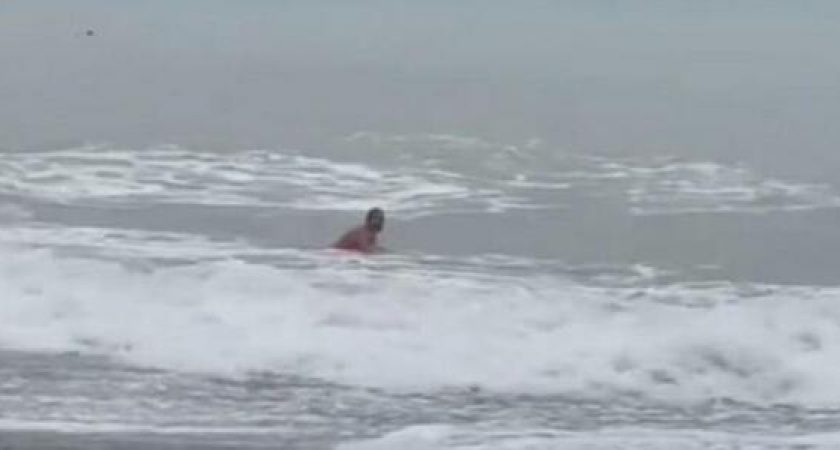 Крещение началось!? Новороссийцы сняли на видео мужчину, купающегося в шторм
