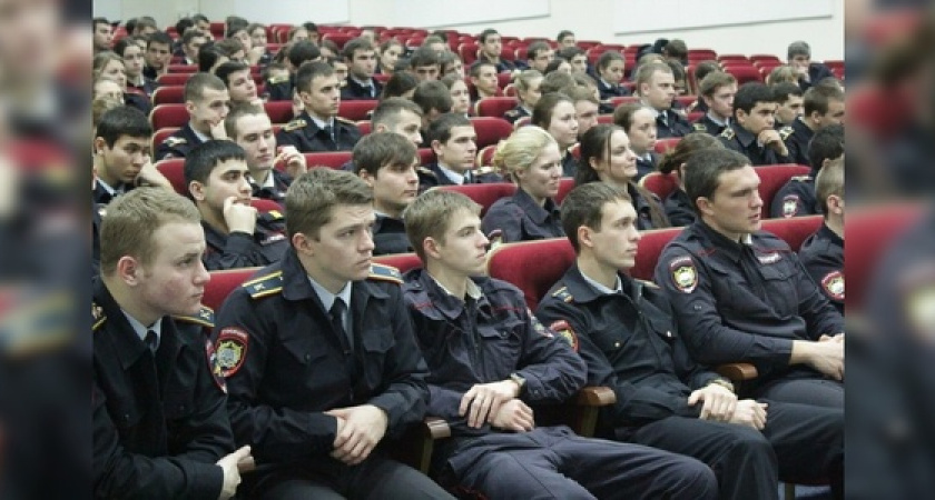 Сотрудники ГИБДД провели занятие с будущими полицейскими Новороссийска по безопасности дорожного движения