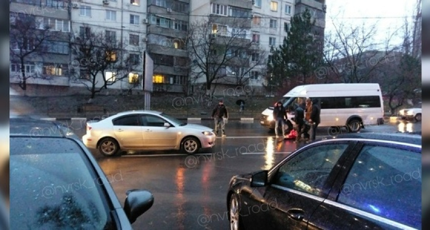 Маршрутка сбила пенсионерку на «зебре» в Новороссийске: 60-летняя женщина госпитализирована