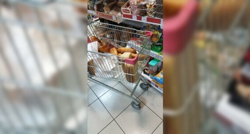 «Продавцы только смеются!»: хлеб в одном из магазинов Новороссийска хранится в грязной тележке без упаковки