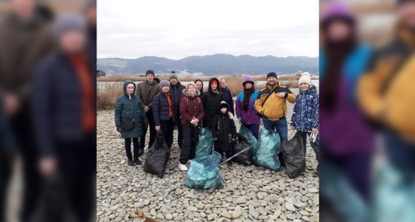 Новороссийцы собрали 27 мешков мусора на берегу в Алексино