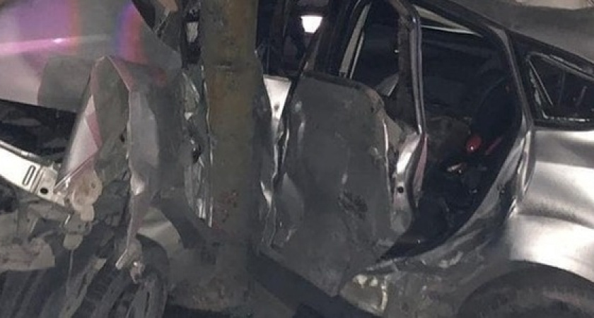 В Новороссийске водитель «Форда» влетел в столб и разбился насмерть. Жуткие кадры с места трагедии