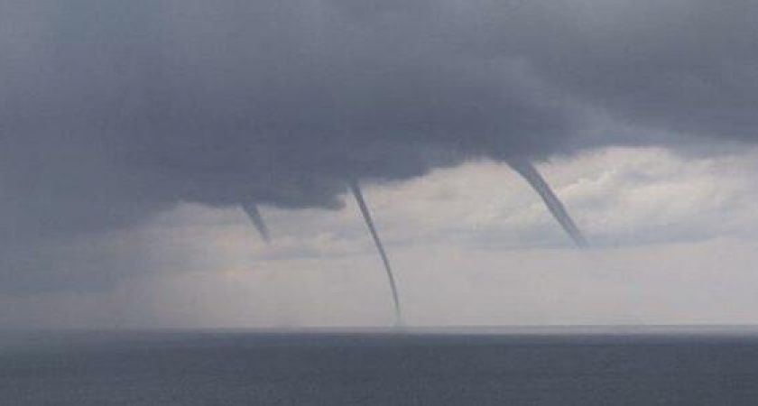 Жителей предупреждают об образовании смерчей над Черным морем