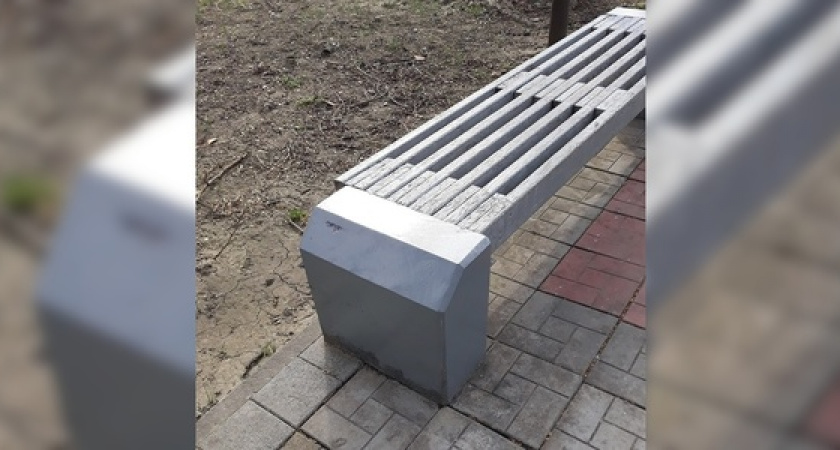 «Один вандализм заменяют другим»: в Новороссийске каменные фрагменты лавочек, исписанные маркером, покрывают серой краской