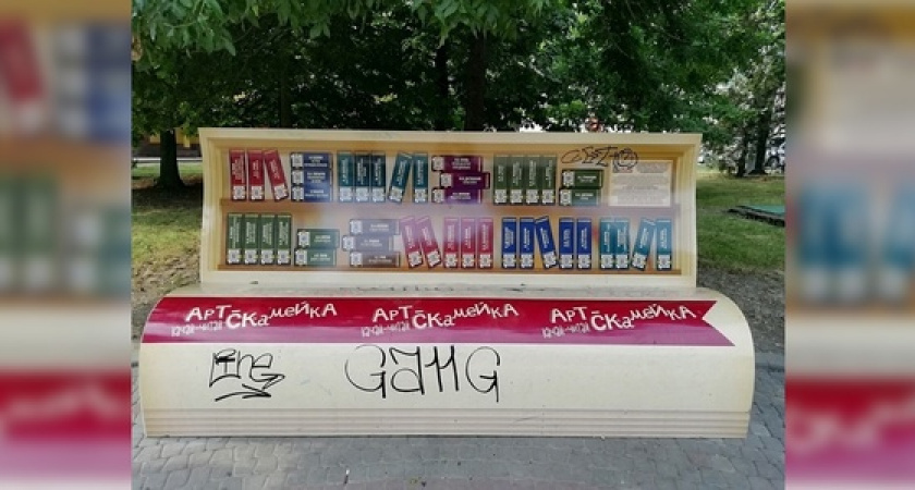«Руки поотрывать!!!»: жители Новороссийска заметили, что вандалы изрисовали недавно установленную литературную скамейку