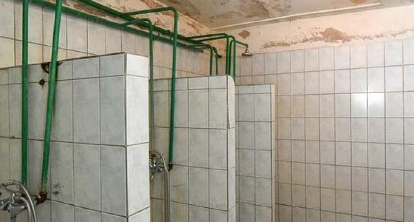 Плесень, грязь, а теперь еще и холод. УК срезала батарею в душевой общежития в Новороссийске, но люди по-прежнему вынуждены там мыться