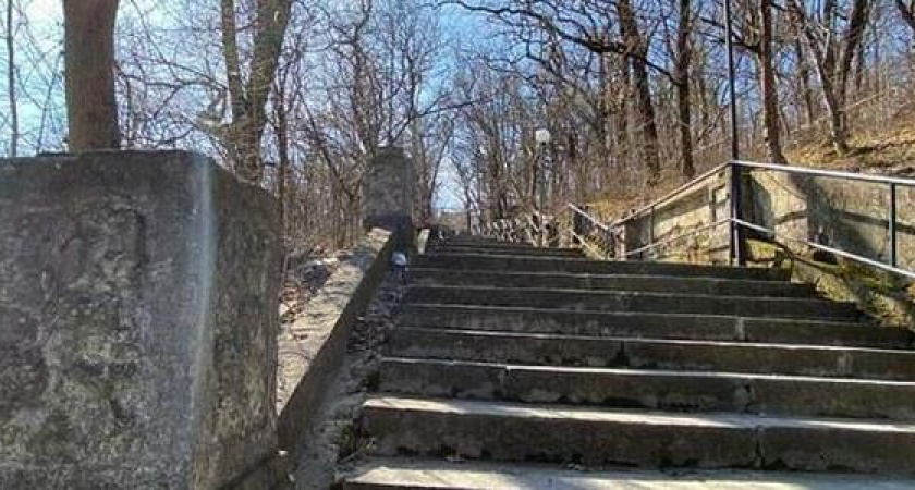 К лестнице, ведущей на дикий пляж в Широкой Балке, приходится пробираться по тропе из мусора