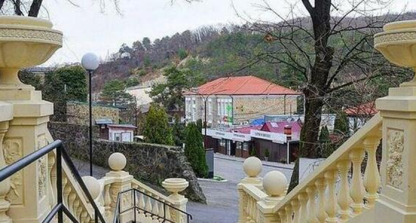 В Абрау-Дюрсо завершается реставрации лестницы в стиле сталинского ампира