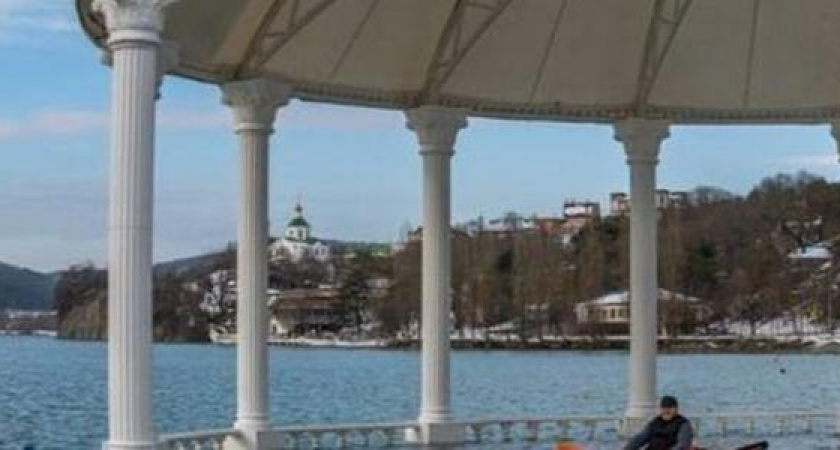 Озеро Абрау-Дюрсо под Новороссийском вышло из берегов: туристы плавают на каяках прямо по набережной