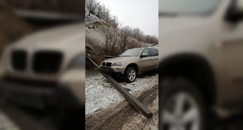 На перевале под Новороссийском с длинномера слетели стальные «карандаши» и повредили BMW X5