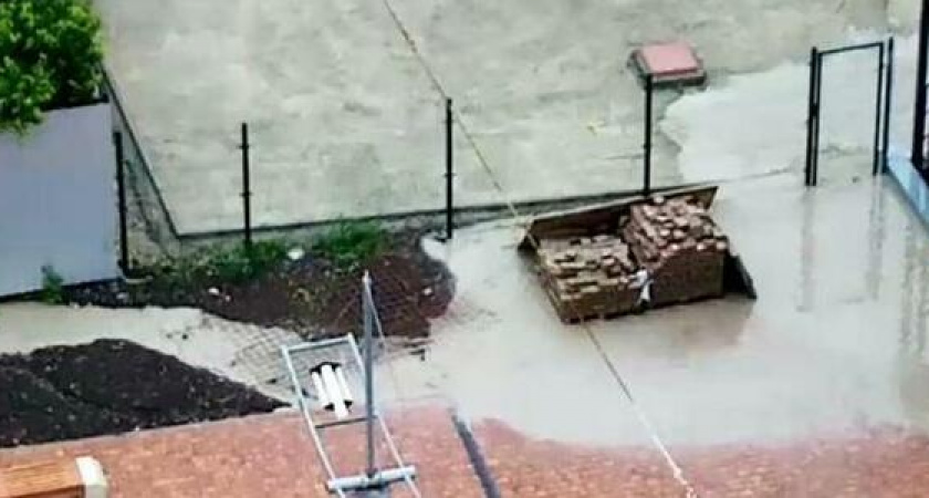 «С ливневками что-то пошло не так»: территорию возле торговых центров в 16-м микрорайоне Новороссийска, регулярно подтапливает