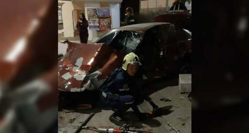 Ночью на Сухумском шоссе водитель иномарки не справился с управлением и вылетел на тротуар