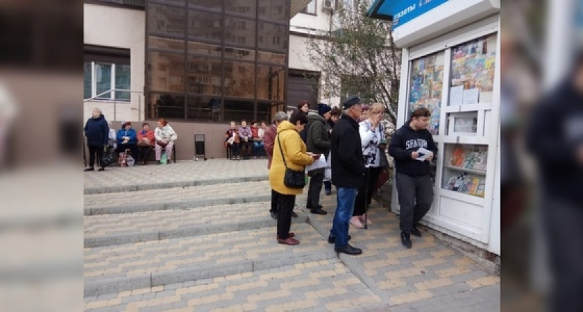 Новороссийцы отстаивают огромные очереди за льготными проездными