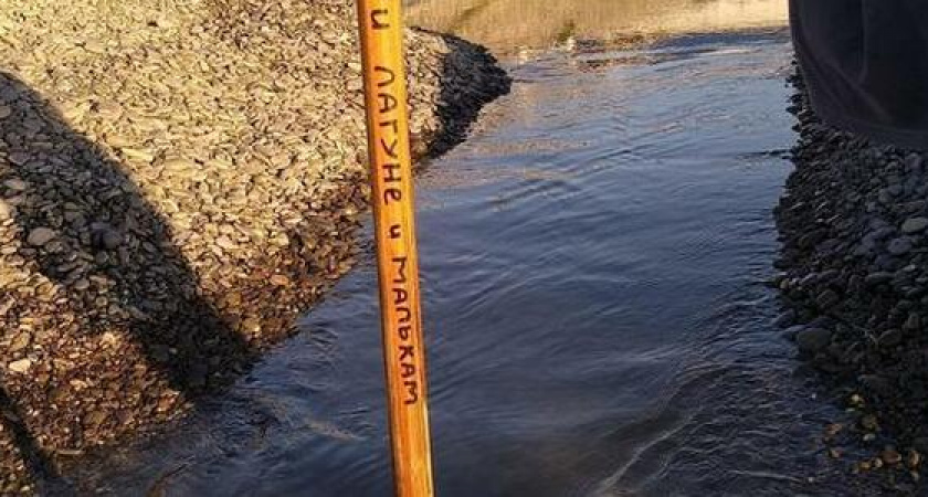 Активисты Новороссийска оставили у прорана на Суджукской косе «дежурную» лопату