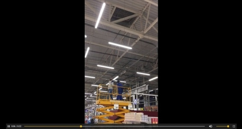 «Стоял гул и грохот. Было страшно находиться в магазине»: очевидцы сняли на видео, как ветер сорвал кусок крыши в гипермаркете Новороссийска