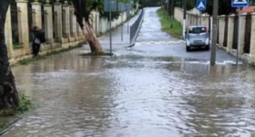 В Восточном районе Новороссийска после каждого дождя дети идут в школу по колено в воде (видео)