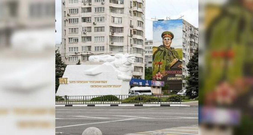 В Новороссийске около «Матроса с гранатой» появилось военное граффити