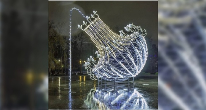 Новогодняя инсталляция в виде люстры появилась в центре Новороссийска