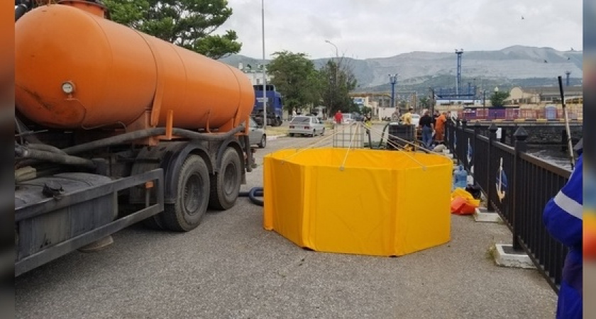 В Новороссийске ликвидируют серьезный разлив мазута в результате ДТП с цистерной: движение транспорта в Восточном районе ограничено