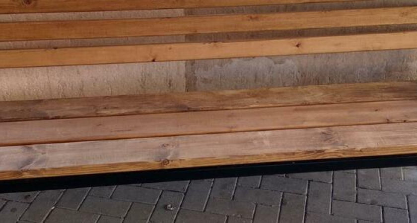 «Могут же, когда хотят!»: житель Новороссийска оценил лавочки на остановке в 9-м микрорайоне