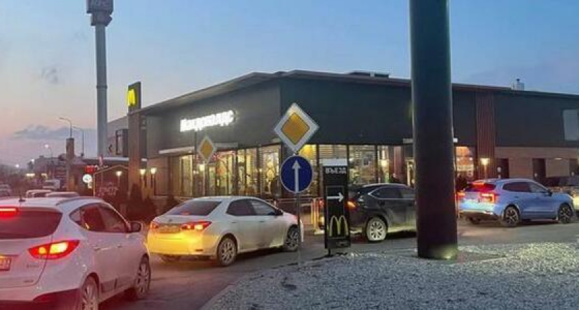 «Прощай, McDonald’s!»: новороссийцы выстроились в очередь за последним бургером из «мака»