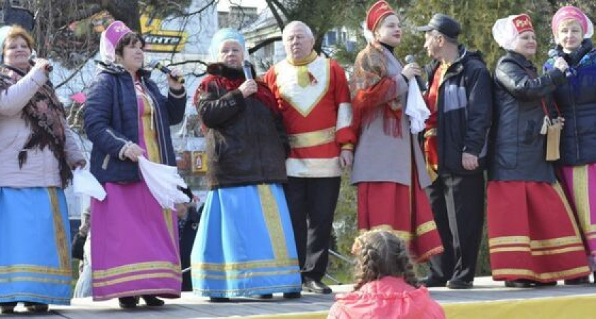 В Новороссийске проводили Масленицу песнями и плясками