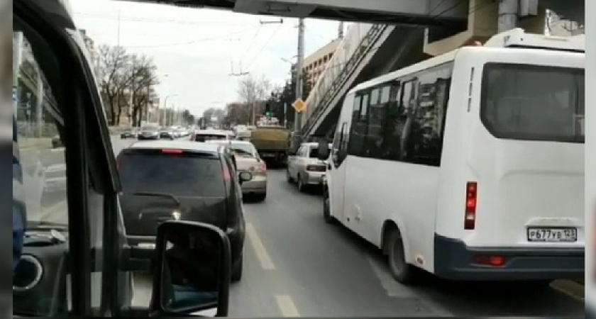 Водители Новороссийска упорно не хотят уступать дорогу спецтранспорту с включенными мигалками и воющими сиренами