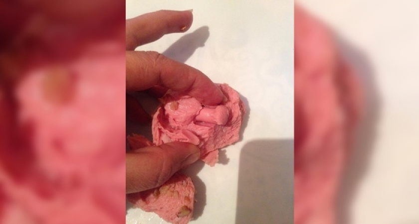 В Новороссийске ребенку в сосиске попался кусок пластмассы: возмущенные родители опубликовали жалобу в соцсетях