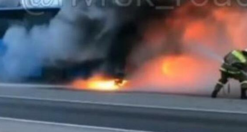 Эвакуировали 20 человек. Пожар в рейсовом автобусе под Новороссийском попал на видео