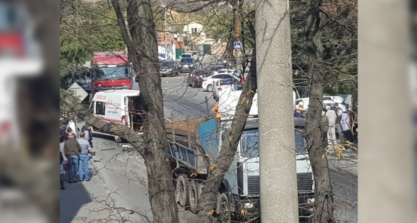 Жесткое ДТП на Мефодиевке перекрыло движение на выезд и въезд