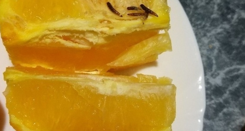 Новороссийцы обнаружили черных червей в апельсине из местного супермаркета