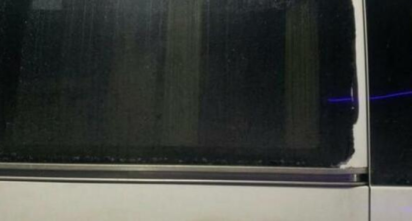 В Новороссийске ребенок кинул снежок, в котором оказался камень, в окно микроавтобуса