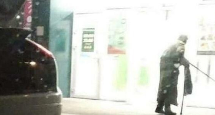 В Новороссийске бабуля-аферистка весь день просит милостыню, а вечером уезжает на иномарке