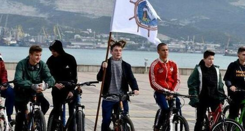 День народного единства курсанты Морского колледжа Ушаковки отметили массовым велозаездом