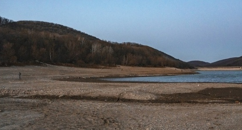 «Воды совсем немножко». Новороссийский фотограф опубликовала снимки пересыхающего Неберджаевского водохранилища