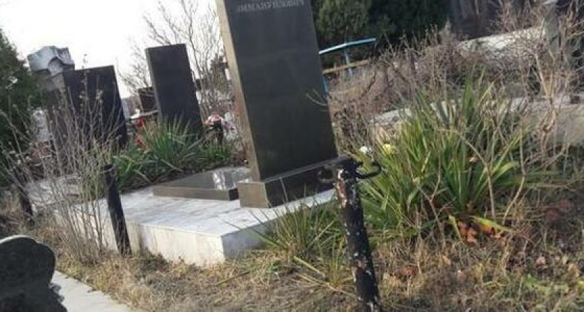 Вандалы разграбили могилу почетного гражданина Новороссийска советского офицера Андрея Зубкова