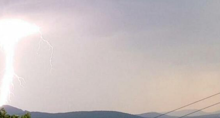 Свинцовые тучи и яркие молнии: 10 фото и видео летней грозы в Новороссийске