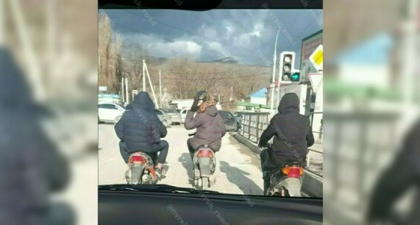 «Может, кто узнает своих оболтусов»: жительница Новороссийска пожаловалась на безобразное поведение на дороге четырех подростков-мопедистов