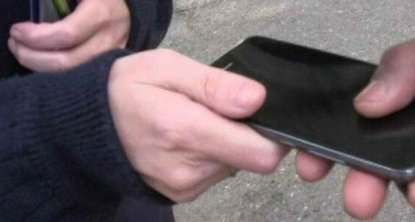 Мошенник брал у жителей Новороссийска телефон, чтобы позвонить, и списывал деньги с их карт через «Мобильный банк»