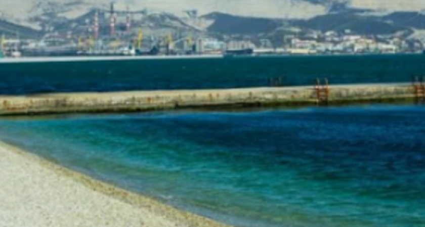 На Центральном пляже Новороссийска отремонтируют пирс. Пока только один