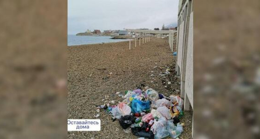 Пляж в курортном поселке Мысхако утопает в мусоре