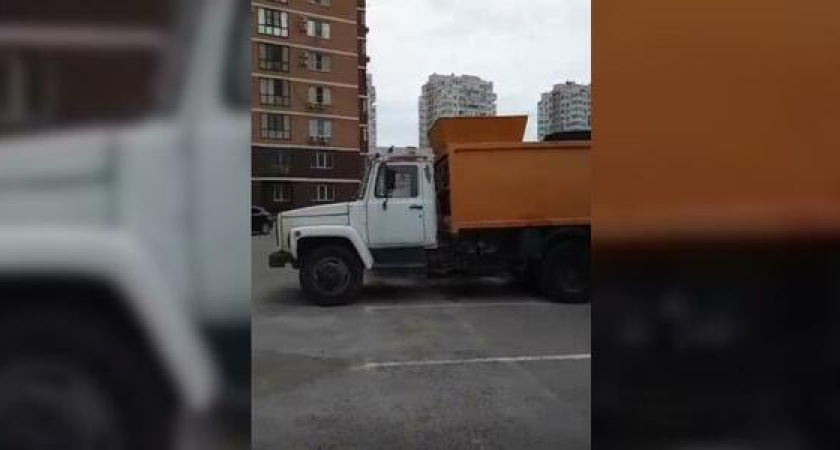 «По асфальту ползают опарыши»: в Новороссийске мусоровоз развел под окнами жилого дома жуткую антисанитарию