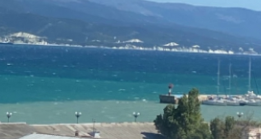 В Новороссийске вода в море снова помутнела: канализация или шторм?
