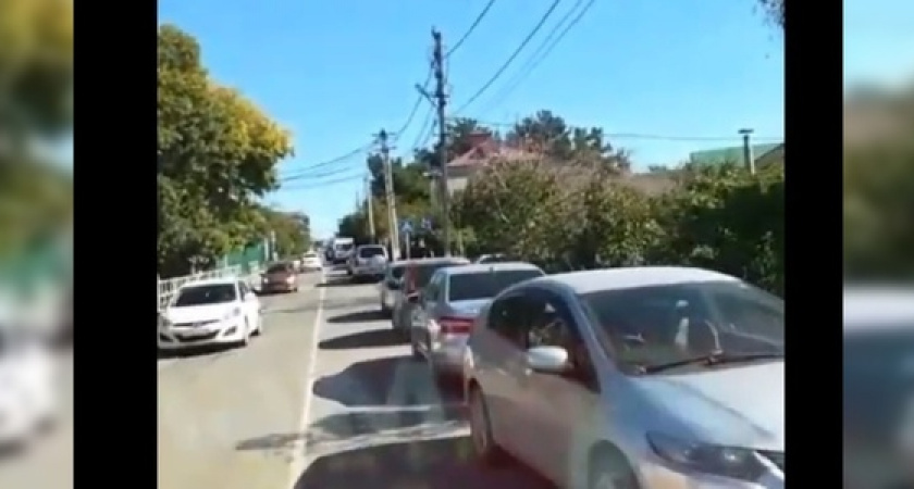 «Это вообще жесть»: в Сети появилось видео, как в пригороде Новороссийска из-за припаркованных на проезжей части машин, маршрутка вынуждена выезжать на «встречку»